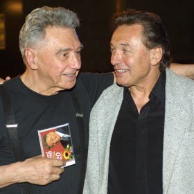 Na archivním snímku pózuje Josef Zíma s Karlem Gottem.