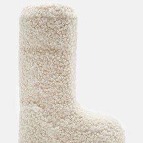 Aktuální hit a novinka této sezony, beránkové sněhule, 6 200 Kč.