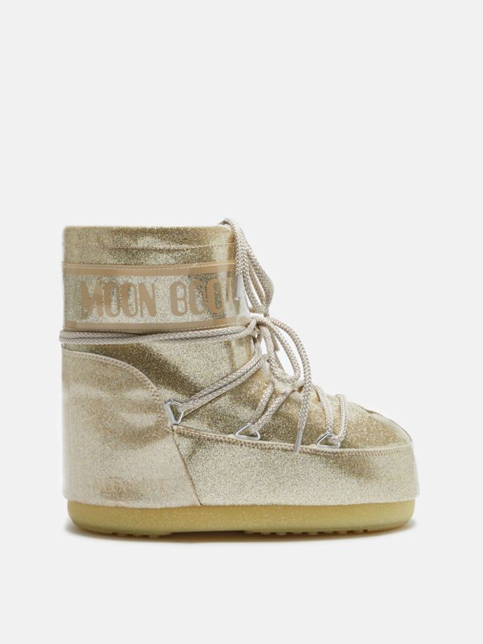 Ikonický model ve střední variantě. Třpytivé Moon Boot stojí 6 625 Kč.