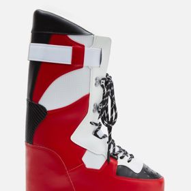 Extravagantní pojetí připomínající design tenisek s klasickým šněrováním, 8 190 Kč.