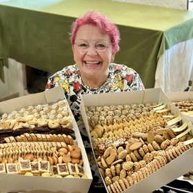 Mirka namísto toho namáčí rohlíčky v rumu. 