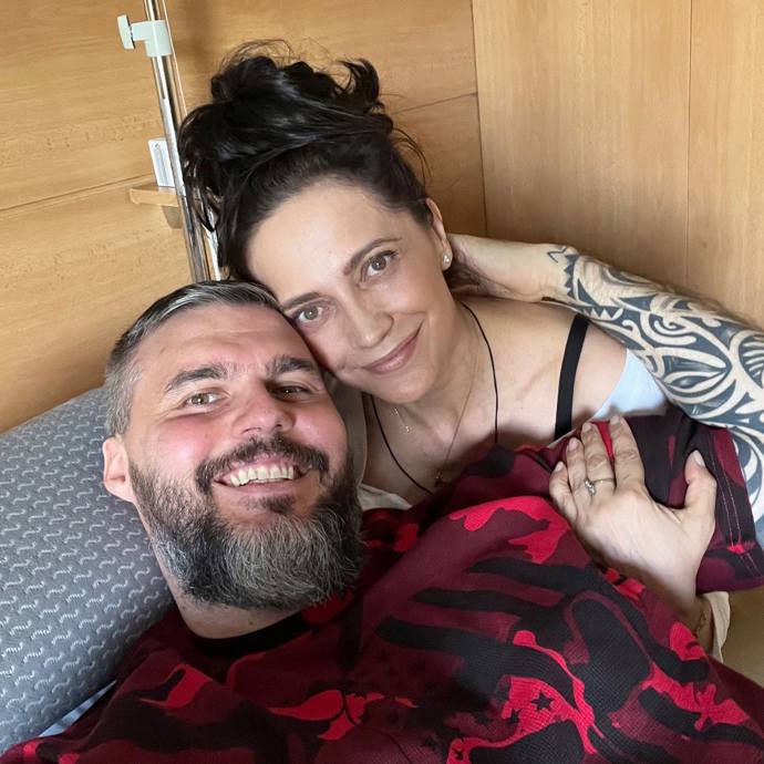 V červenci Lucie dál podporovala svého partnera Radka v nemocnici. Oblékala své oblíbené bílé basic tričko.