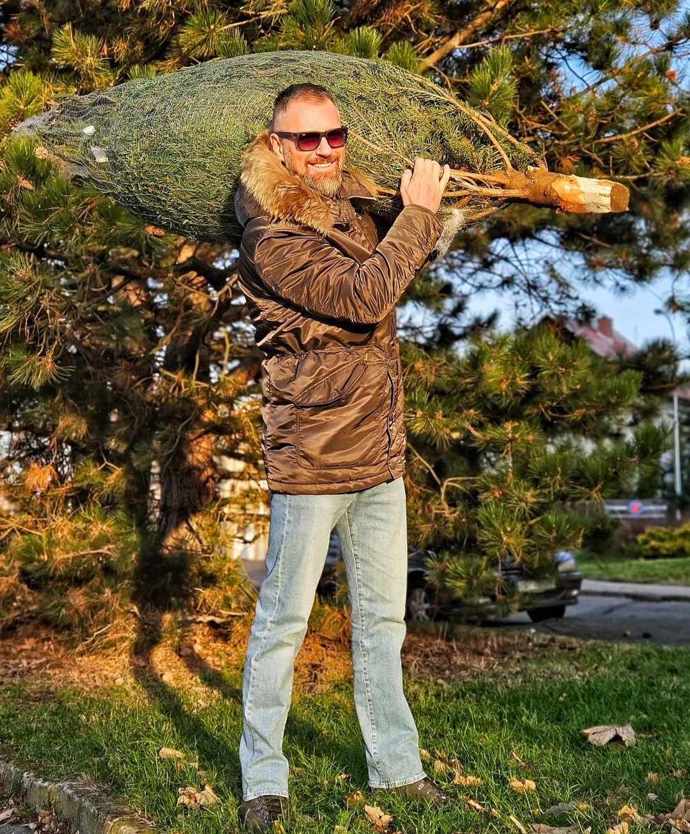 Petr Vágner pózuje s letošním vánočním stromečkem.