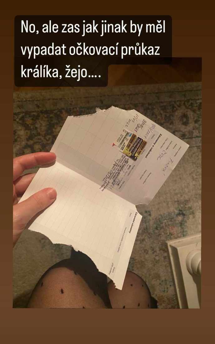 Anna Fixová se s fanoušky podělila o to, jak se Pan Čudl pustil do veterinárního průkazu.