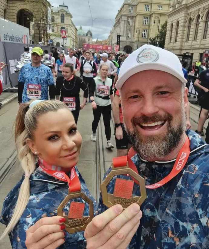 Petr Vágner a Silvie Vlčková během letošního pražského půlmaratonu.