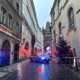 Všechny cesty vedoucí k fakultě byly uzavřené.