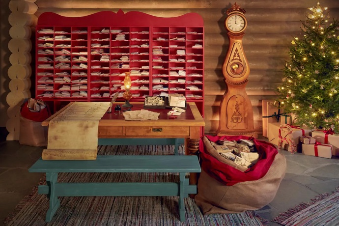 Podmínkou pobytu je i elfí trénink na třídění pošty z celého světa.