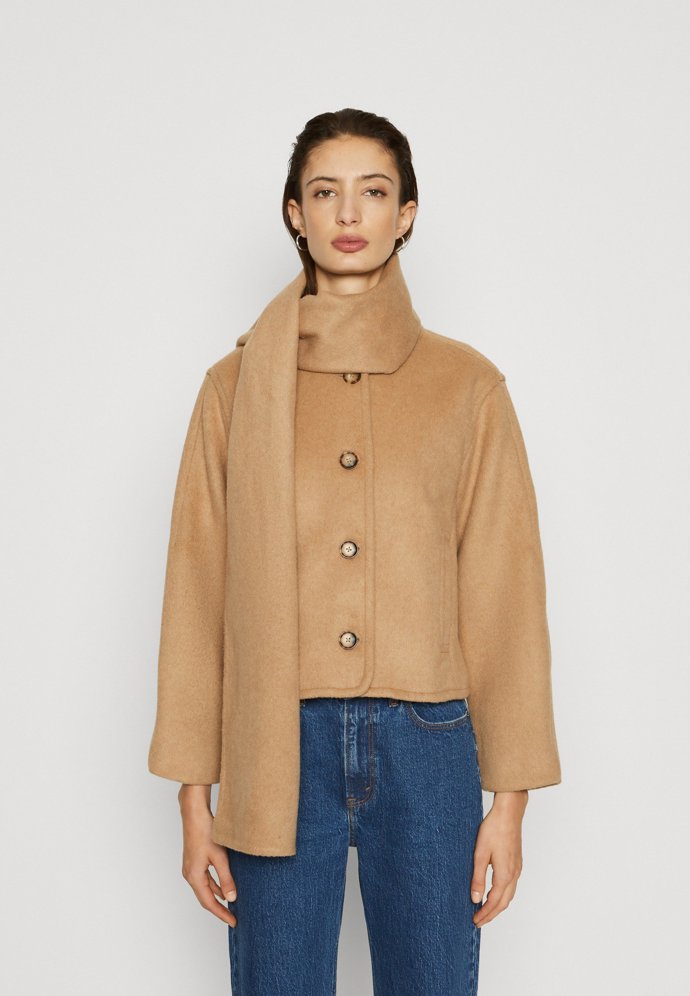 Krátký kabátek s šálou, Abercrombie & Fitch, 3 850 Kč