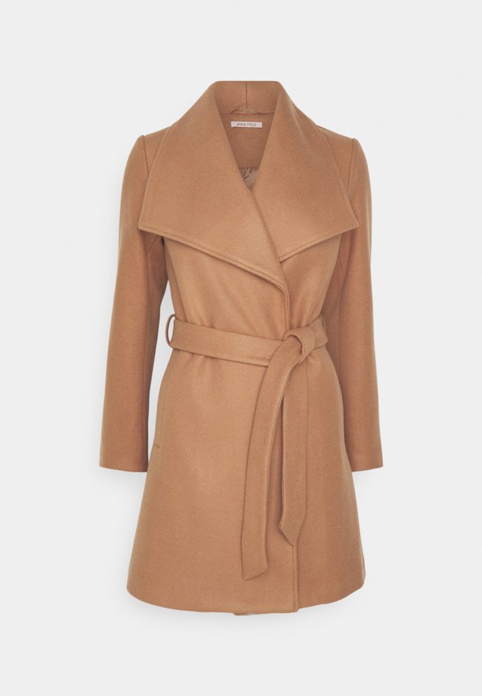 Široký ohrnovací límec supluje klopy. (Anna Field, 1 790 Kč)