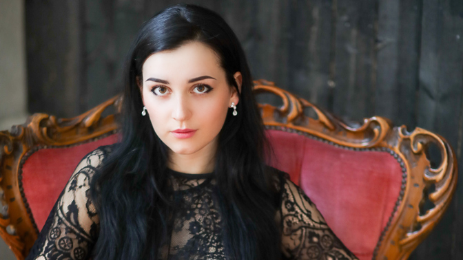 přitažlivá
sebevědomá