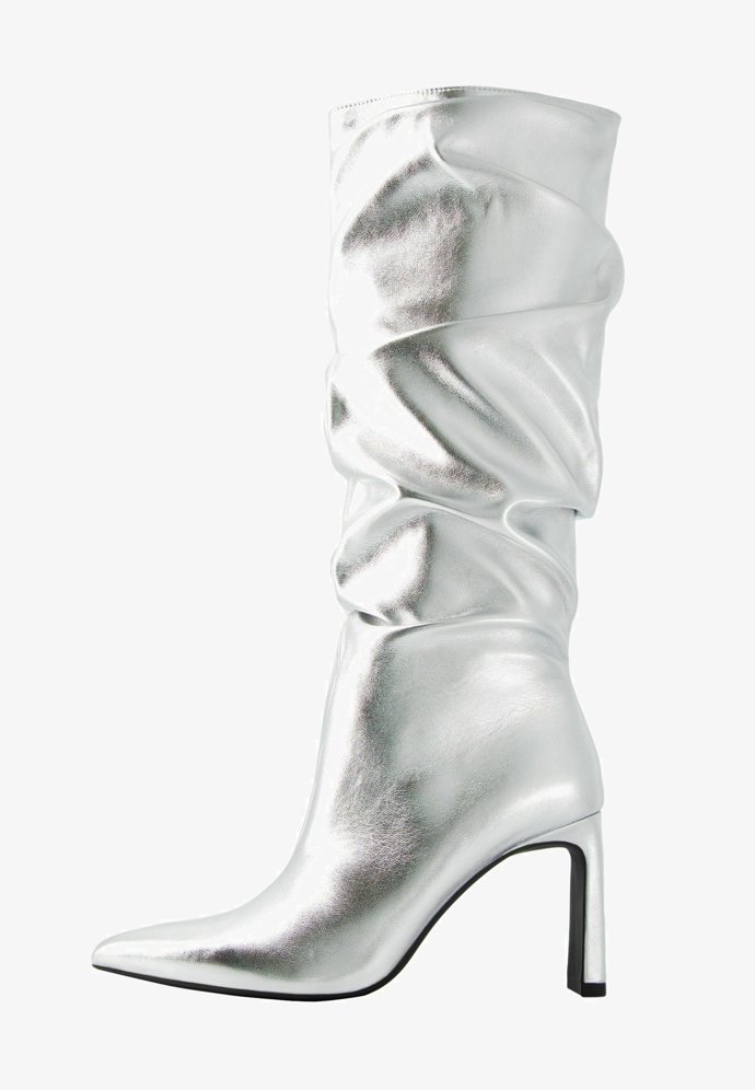 Shrnuté kozačky, Bershka, 1 399 Kč