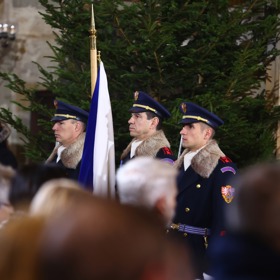 Hradní stráž během bohoslužby.
