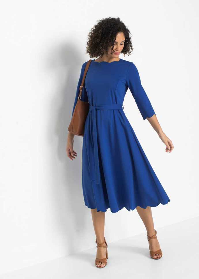 Modré šaty s lodičkovým výstřihem nabízí Bonprix za 999 Kč.