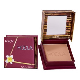 V základu líčení by neměl chybět bronzer. Hoola, Benefit Cosmetics, 1 050 Kč