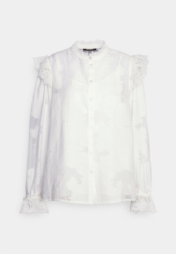 Halenka s krajkovými detaily, Bruuns Bazaar, 3 800 Kč.