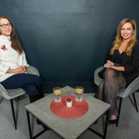 Bára s Alenou Chytilovou také probraly, zda je vhodné dávat dětem pod stromeček vše, co si přejí, a jak s nimi o dárcích komunikovat, například když na jejich pořízení nemají rodiče dostatek financí.