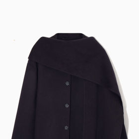 Krátký plášť s šálou, COS, 5 999 Kč