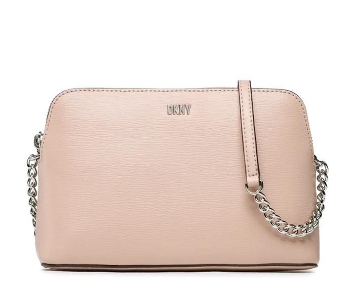 Kabelka DKNY představuje pastelový tón roku 2024. (3 390 Kč)