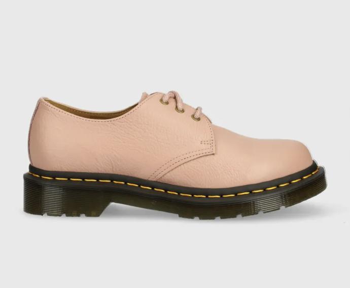 Do neobvykle něžného odstínu Peach Fuzz už se oblékly i klasické těžké polobotky Dr. Martens. (2 499 Kč)