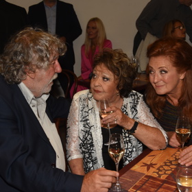 Jiřina Bohdalová a Simona Stašová si užívají jeho pozornosti.