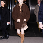 Emma Stone v ikonickém kabátku Louis Vuitton z nové kolekce značky, jejímž autorem je Nicolas Ghesquière, módní ředitel LV.