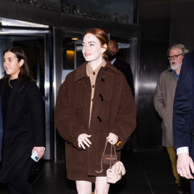 Emma Stone v ikonickém kabátku Louis Vuitton z nové kolekce značky, jejímž autorem je Nicolas Ghesquière, módní ředitel LV.