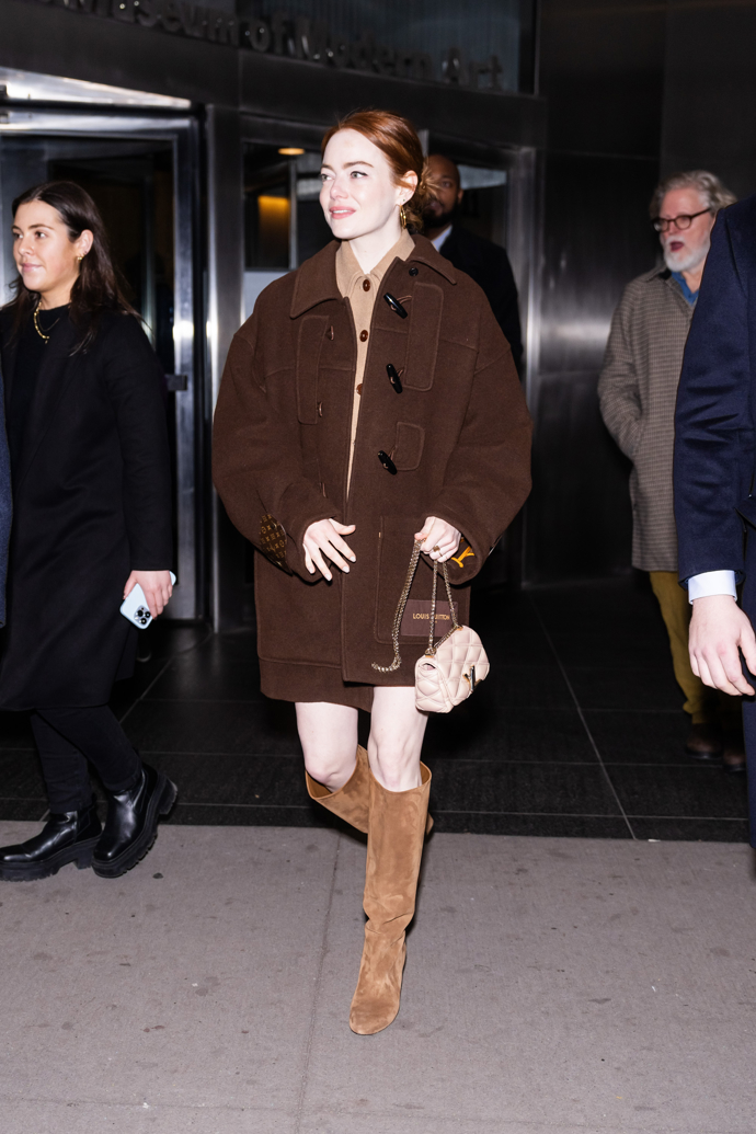 Emma Stone v ikonickém kabátku Louis Vuitton z nové kolekce značky, jejímž autorem je Nicolas Ghesquière, módní ředitel LV.