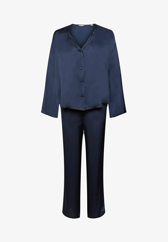 Saténové pyžamo s krátkým kabátkem nabízí značka Esprit, 2 599 Kč.