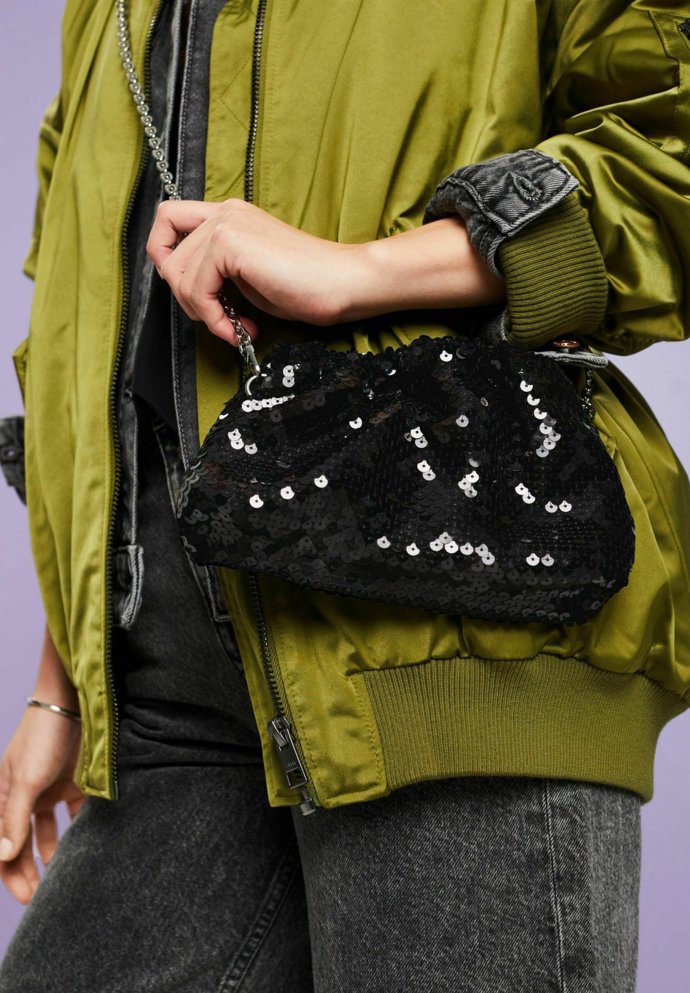 Nebojte se změny. Party kabelkou obsypanou flitry klidně doplňte váš běžný denní look. (Esprit)