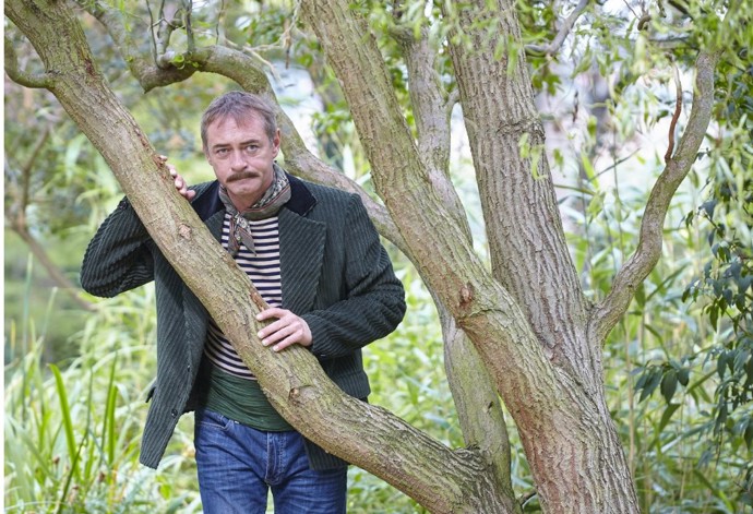 Vodník Jiřího Dvořáka v pohádce Strašidla miluje vysedávání u vody. A obléká i civilnější oblečení, třeba džíny.