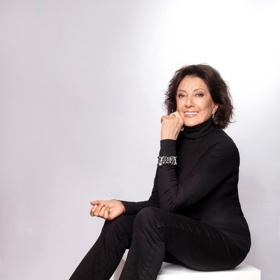 Marie Rottrová v černém roláku a kalhotách popírá pravidla stárnutí i módní diktát pro dámy v jejích letech. Na snímku Lenky Hatašové vypadá jednoduše fantasticky.