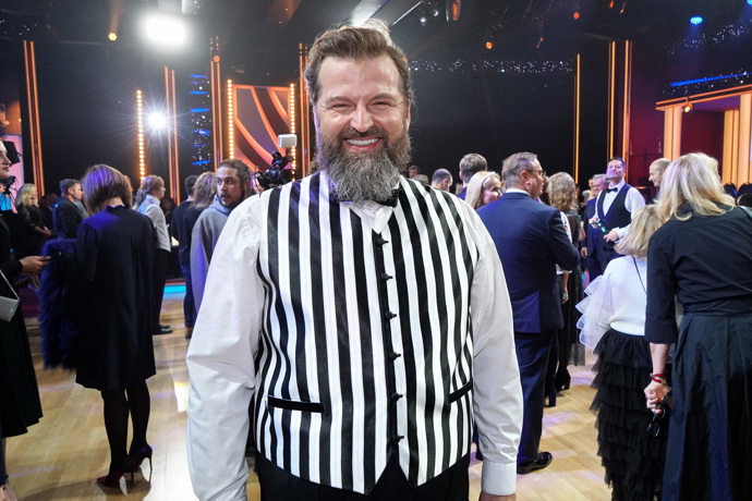 Josef Maršálek po skončení benefičního večera StarDance pro Centrum Paraple. Vynesl bílou košili, černé kalhoty a pruhovanou černo-bílou vestičku.