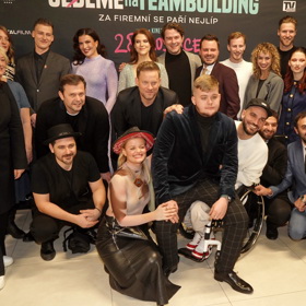 Erika Stárková se mezi kolegy z nového snímku ve svém modelu velmi vyjímala.