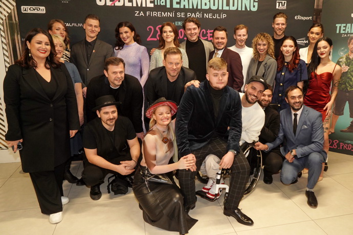 Erika Stárková se mezi kolegy z nového snímku ve svém modelu velmi vyjímala.