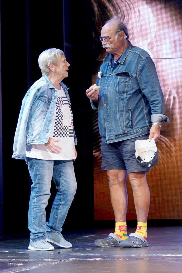 Kraťasy oblékl i na tiskovou konferenci k muzikálu. Povšimněte si také originálních žlutých ponožek. Na snímku s Jaroslavou Obermaierovou.