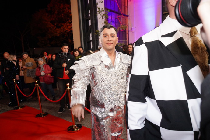 Stříbrný outfit Jana Bendiga pochází z dílny návrhářky Debbie Brown.
