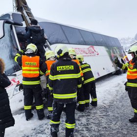 U Nových Hradů zapadl autobus z Vídně s japonskými turisty.