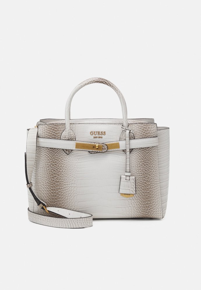 Ani renomovanější módní značky neodolají inspiraci. Tahle pochází z dílen Guess a stojí 3 389 Kč. Kůži na ní ale nehledejte.