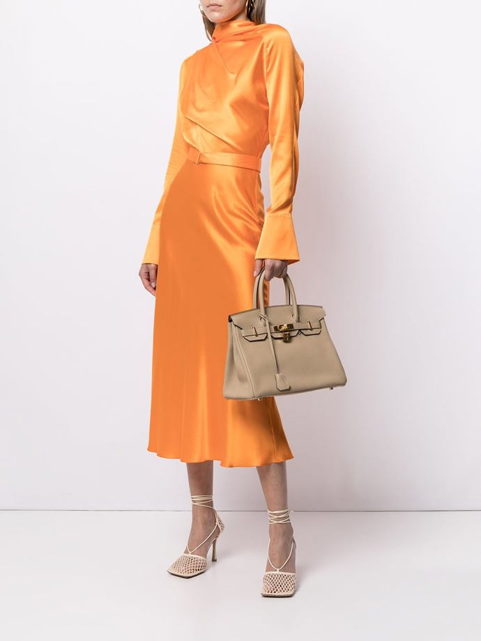 Legenda mezi kabelkami se zrodila v roce 1984. Hermès Birkin bag s označením 35. Její menší varianta má 25 cm. S cenou to ale příliš nehýbe.