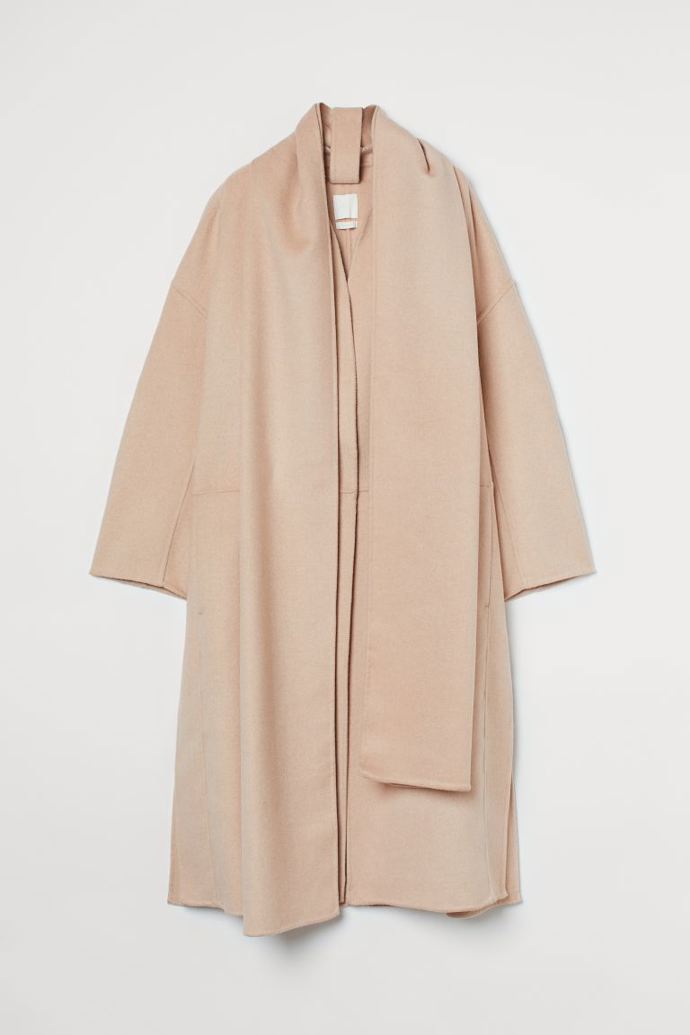Vlněný plášť s šálovým prvkem z nabídky zimní kolekce řetězce H&M. 2 499 Kč