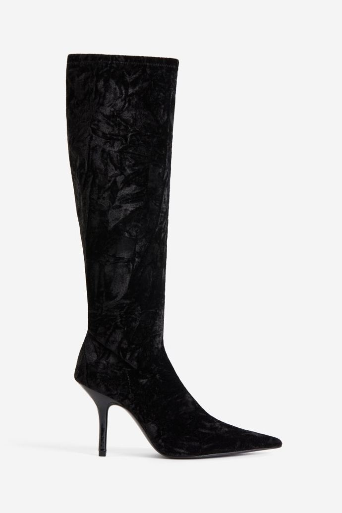 In je samozřejmě i sametová obuv všeho druhu. (H&M, 749 Kč)