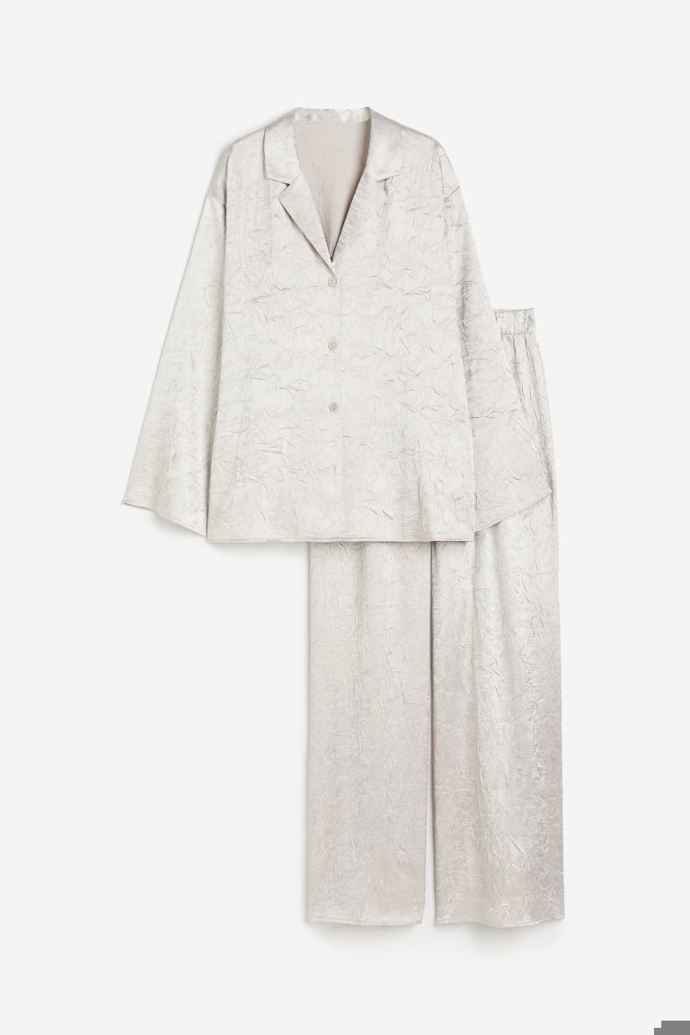 Sada z mačkaného saténu, H&M, 949 Kč.