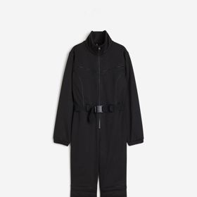 Praktickou lyžařskou kombinézu najdete i v nabídce H&M za 1 999 Kč.