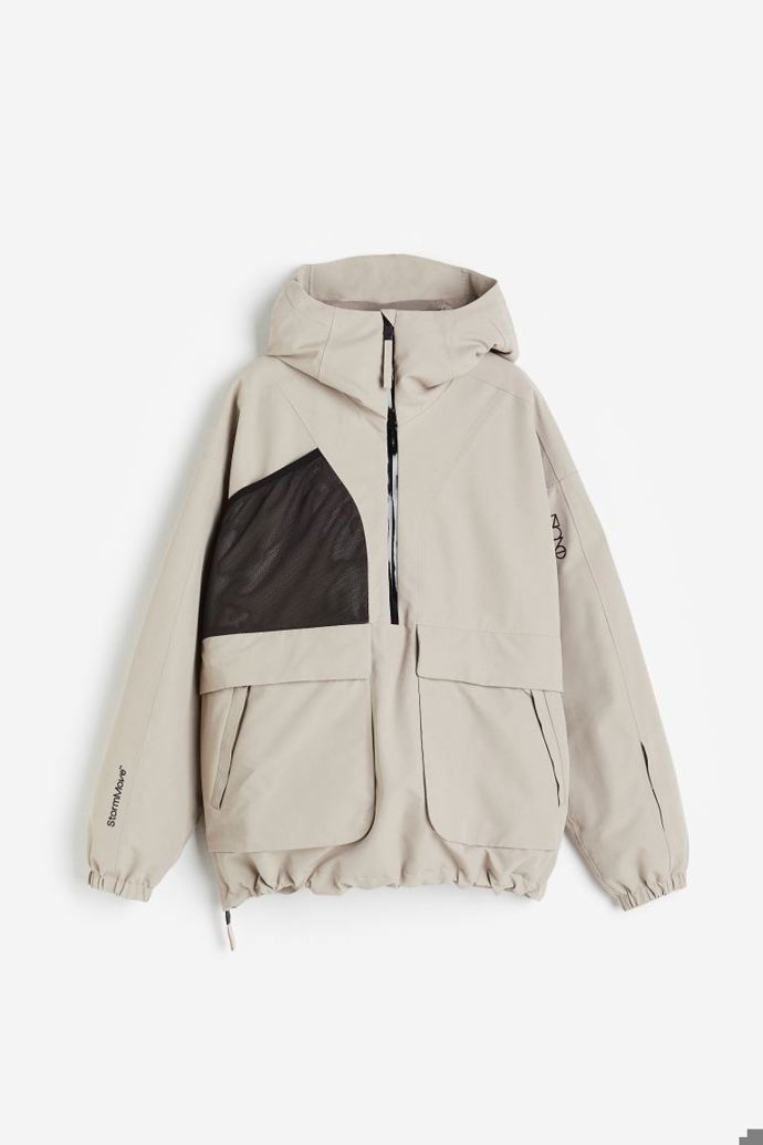Vedle elegantních přiléhavých střihů nabízí H&M i typy vhodné pro nadšené snowboardistky. (Bunda, H&M, 4 999 Kč)