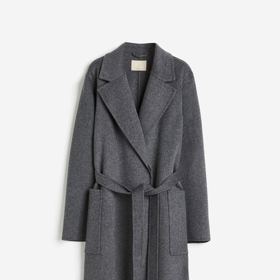 Jednoduchost a elegance, to je zavinovací plášť s vázačkou. A když je z vlny, vydrží vám po léta. (H&M, 5 999 Kč)