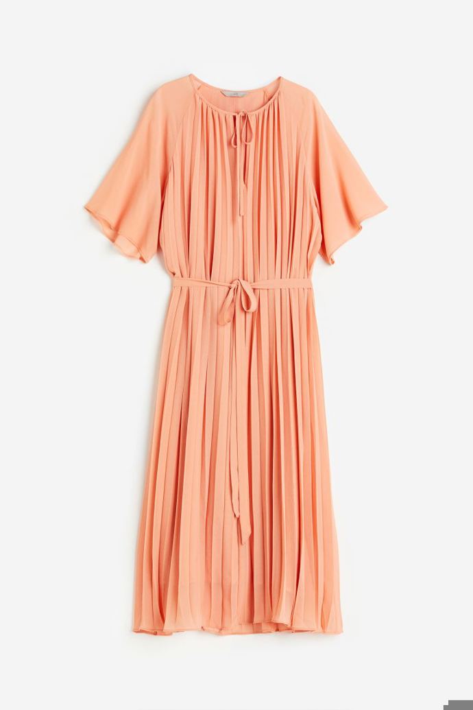 Plisované šaty v něžném tónu, H&M, 999 Kč.