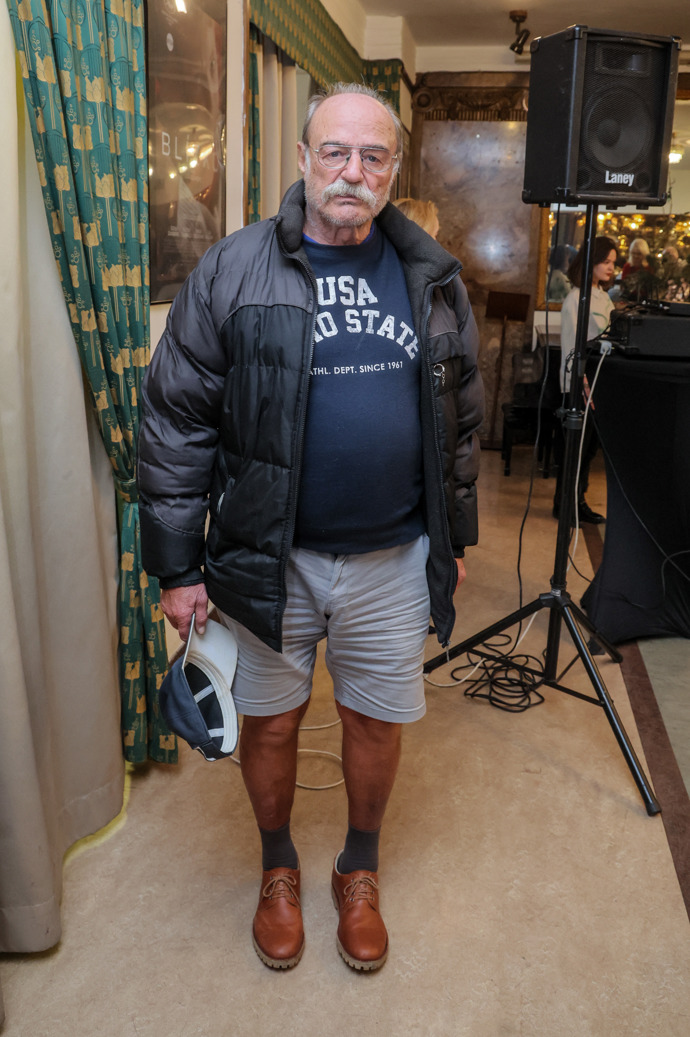 Neváhá kombinovat kraťasy s péřovou bundou a společenskou obuví. 