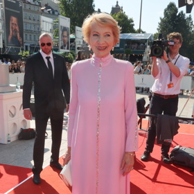 Daniela Kolářová byla na červeném koberci v Karlových Varech za skutečnou hvězdu.