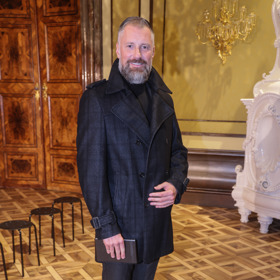 Moderátor Petr Vágner si libuje v klasickém elegantním vlněném kabátu.