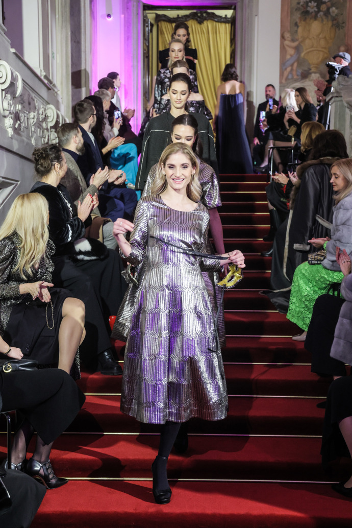 Nechyběla ani modelka Lucie Petrišková ve výrazných metalických šatech vhodných na silvestrovský večírek.